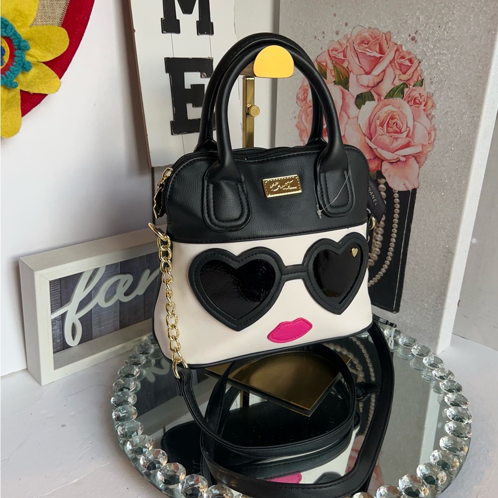 Betsey Johnson NWOT Black and White with Heart Sunglasses crossbody bag - Picture 6 of 12